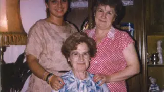 Las espías Lola Pardo (de pie) y su hermana Pilar, sentada, con una familiar.