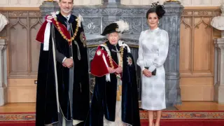 Los Reyes de España junto a Isabel II