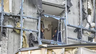 Dos locales, entre los restos de un complejo de ocio destrozado por los rusos en Járkov. UKRAINE RUSSIA CONFLICT