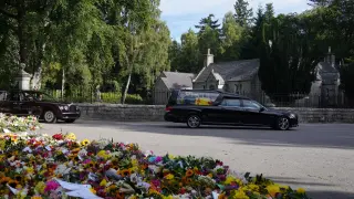 El cortejo fúnebre con los restos de la reina Isabel II sale del castillo de Balmora, en Escocia.