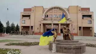 Una imagen del Ministerio de Defensa de Ucrania muestra el izado de una bandera en una zona de Jarkov reconquistada a las tropas rusas