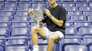 Alcaraz posa con su trofeo del US Open