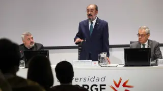Javier Lambán, en el centro, durante su intervención en el acto de apertura del curso en la USJ.