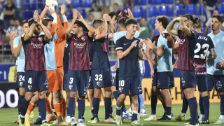 Los jugadores del Huesca aplauden a la grada tras su triunfo del domingo ante el Málaga