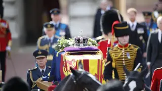 Britain mourns Queen E(43067436)