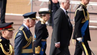 El cortejo fúnebre de Isabel II parte desde Buckingham en presencia de Carlos III