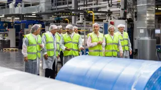 El presidente del Gobierno de Aragón, Javier Lambán, con el presidente de Sphere España, este miércoles durante la inauguración del nuevo complejo industrial de la firma en Pedrola (Zaragoza)