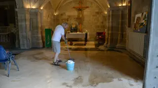 El agua entró a medianoche en la iglesia de los Franciscanos anegando parte de la nave central y varias capillas. Fray Alfredo Colás limpiaba este miércoles el barro que cubrió el suelo.
