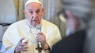 El Papa atendiendo a la prensa en su avión privado