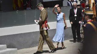 28 de mayo de 2002. Acto en el Día de las Fuerzas Armadas celebrado en Huesca. La reina Letizia, junto al Rey, saluda a los oscenses a su llegada.