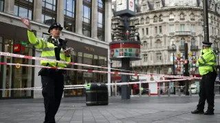 Cordón policial donde han sido apuñalados dos policías en Londres.