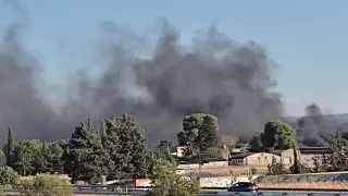 El incendio de la maquinaria ha provocado una espesa nube de humo negro.