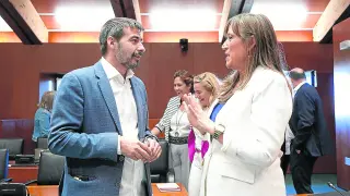 La consejera Sira Repollés, este viernes, conversa con el diputado de IU, Álvaro Sanz, en las Cortes.