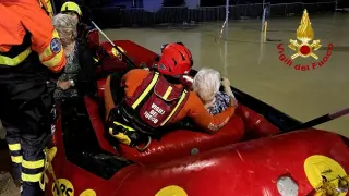 Rescate de una mujer tras el temporal.