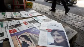 Portadas de los periódicos iranís tras la muerte de Mahsa Amini.