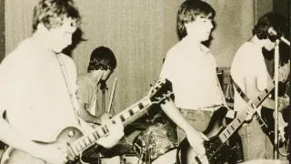 Rebel Waltz en 1982 con Bunbury tocando la batería
