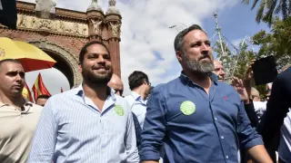 El presidente de Vox, Santiago Abascal, y el presidente de Vox en el Parlamento de Cataluña, Ignacio Gárriga, llegan al Arco del Triunfo antes de la manifestación para defender la lengua en castellano