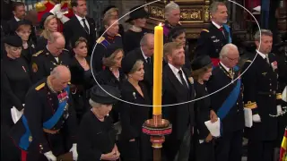 El rey emérito sigue el funeral en Westminster sentado entre la reina Letizia y la reina Sofía