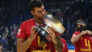 Willy Hernángómez, besando la copa del Eurobasket.