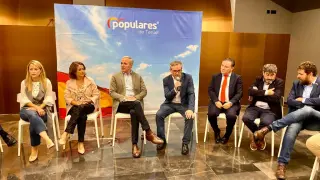 El presidente del PP aragonés, Jorge Azcón, con dirigentes provinciales del partido, durante su reunión con las organizaciones patronales.