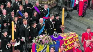 El rey Felipe VI, doña Letizia, don Juan Carlos y doña Sofía se sentaron en la segunda fila de la zona reservada para la realeza de Europa. A la derecha de la reina emérita estuvieron los reyes de Noruega, Harald V y Sonia. Delante, Margarita de Dinamarca