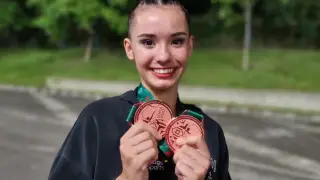 Inés Bergua luce dos de los tres bronces conquistados en el Mundial de Sofía.