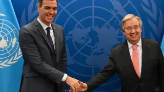 Pedro Sánchez estrecha la mano de Antonio Guterres