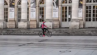 Un ciudadano recorre una ciudad francesa en bicicleta