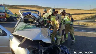 Una imagen del coche siniestrado tras la colisión con un camión en la AP-2.