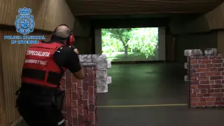 Agente de la Policía Nacional en una de las galerías de tiro virtual