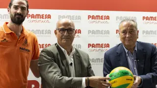 La entrega del balón de la Volleyball Champions League 2019 a Fernando Roig.