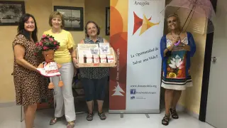 Miembros de Dona Médula Aragón presentan ‘Chocolate solidario contra la leucemia’.