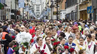 Ofrenda de Flores por la calle Alfonso de Zaragoza en 2016. gsc