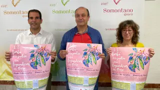 El presidente de la Comarca, Daniel Gracia, con el alcalde Mariano Lisa y la técnico Concha Ruiz con el cartel.