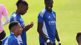 Gueye, con Jair y Quinteros, en un entrenamiento en la Ciudad Deportiva.