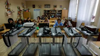 Los miembros de la comisión electoral local se reúnen en un colegio electoral del Donetsk antes del referéndum.
