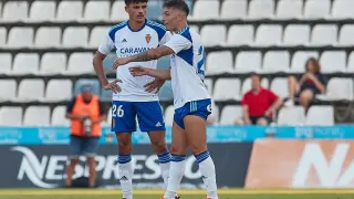 Miguel Operé (número 26) escucha las consignas de Lluís López en el partido de pretemporada jugado en Lérida en julio.