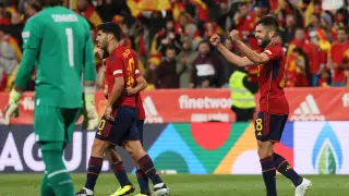 Marco Asensio y Jordi Alba celebran la jugada española de la noche.