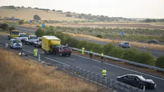Un hombre murió en un accidente en la A-43, a la altura de Ciudad Real, cuando un todoterreno que circulaba en sentido contrario se estrelló contra una furgoneta, y un tercer vehículo colisionó con ellos.