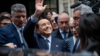 Berlusconi este domingo a su salida del colegio electoral en el que ha votado.