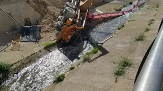 El vehículo cayó sobre el cauce del río durante unas labores.