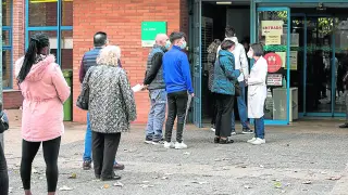 Imagen de archivo de una fila de pacientes esperando para entrar al centro de salud de La Jota.