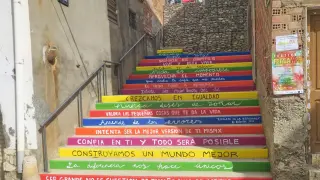 Las 'Escaleras de la esperanza' pintadas por usuarios y tutores de la Fundación Valentia de Fraga.