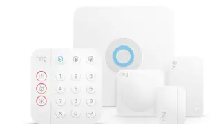 El kit de Ring Alarm básico ofrece cinco 'gadgets' para controlar las entradas y movimientos del hogar por 250 euros.