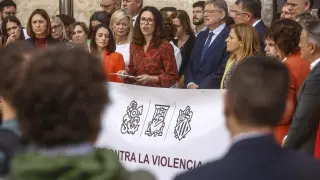 Representantes políticos valencianos durante un minuto de silencio en apoyo a la mujer asesinada en Benidorm