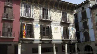 Casa Heredia, el histórico edificio de la plaza Mayor de Graus donde tiene su sede la comarca.