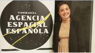 Maru Díaz posa junto al logotipo de la candidatura de Teruel a sede de la Agencia Espacial.