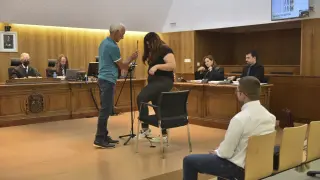 El padre y la madre del bebé, antes de declarar en el juicio celebrado este jueves en la Audiencia Provincial de Huesca.