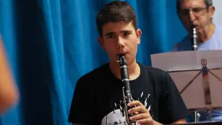 Un joven de la banda municipal de música de Zaragoza.