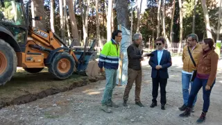 El alcalde de Huesca, Luis Felipe, en el centro, durante su visita a las obras del nuevo vial del parque Miguel Servet.